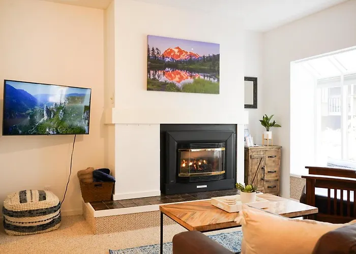 Mt Baker Den, Sleeps 4